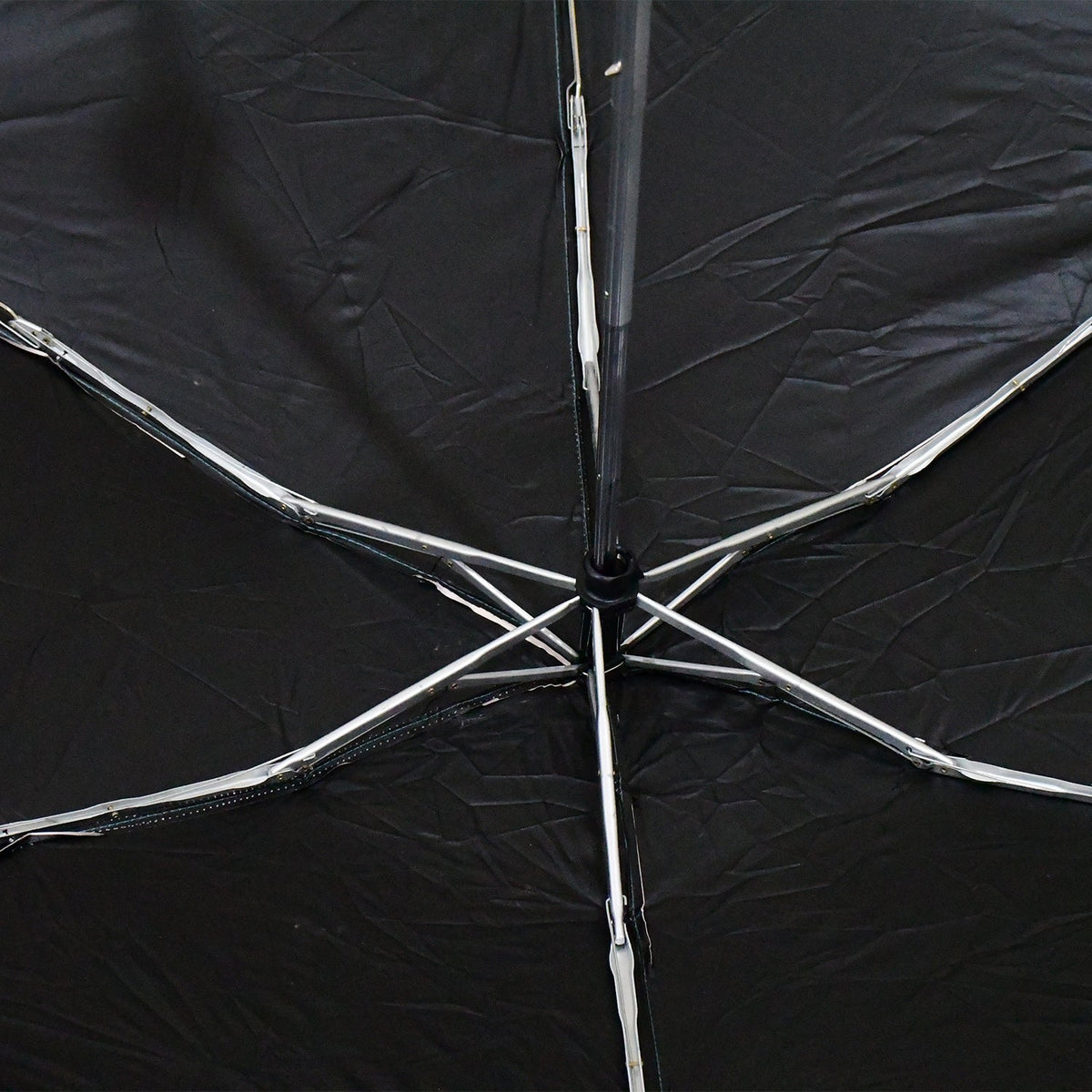 Ergonomic handle of the DrizzlePro foldable umbrella, designed for comfortable grip.