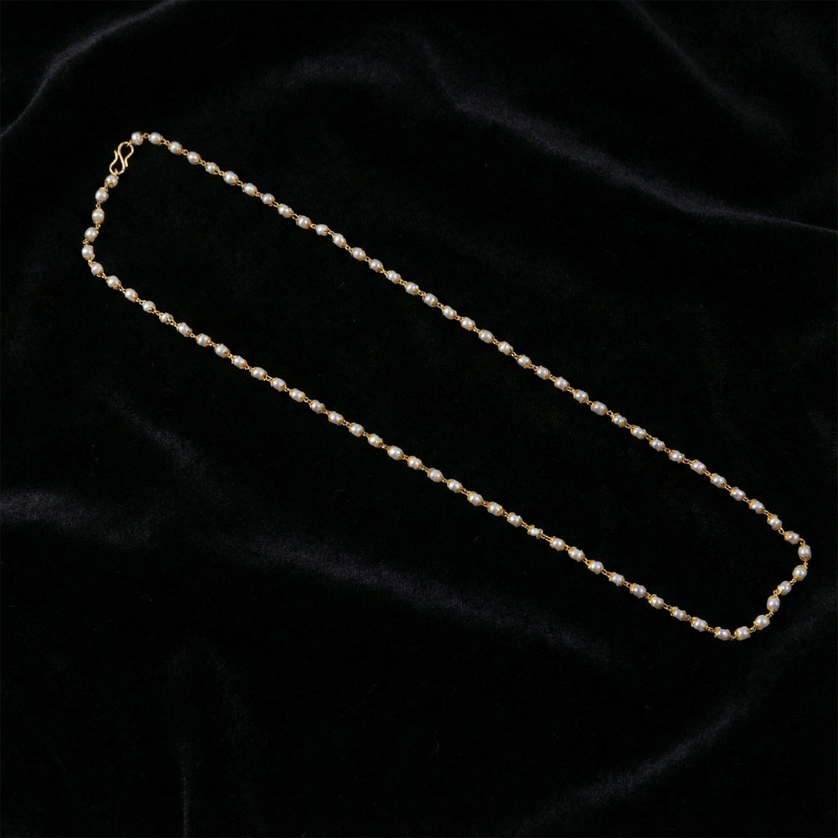 Decorative pearl statement necklace with lightweight gold chain